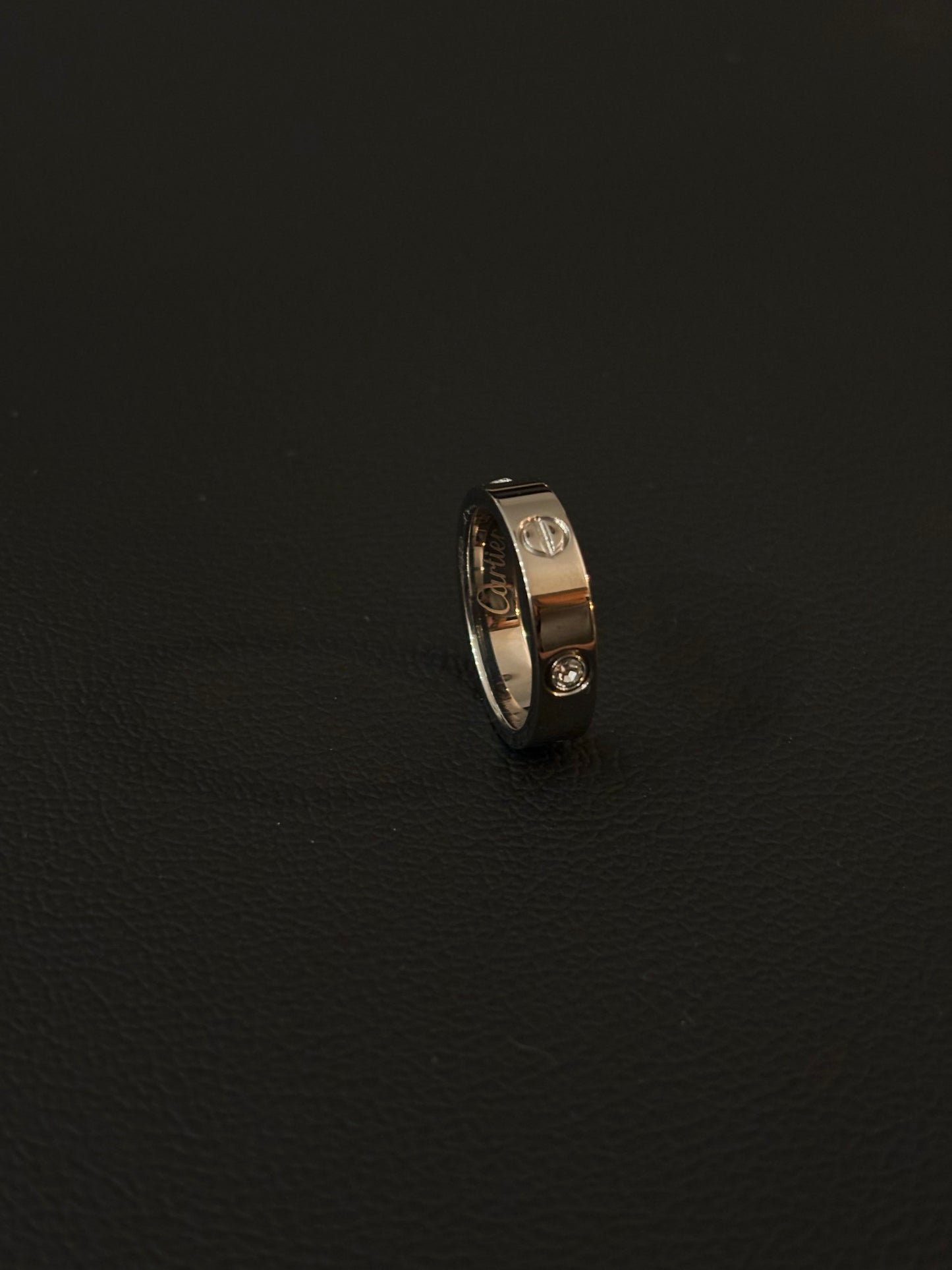 Silver love ring with alternate stone