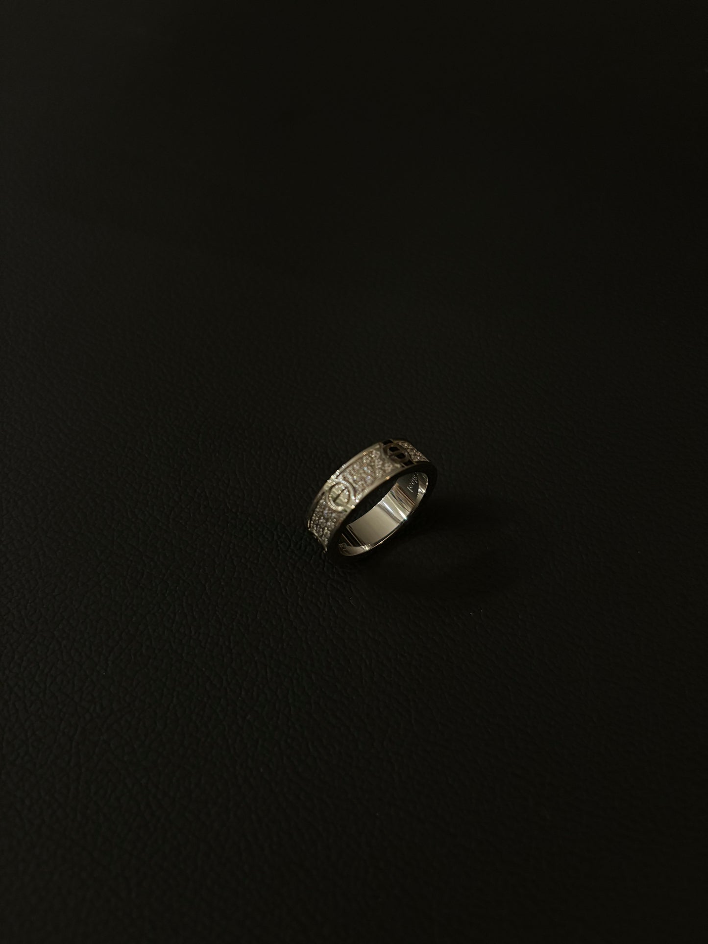 Pavè love ring