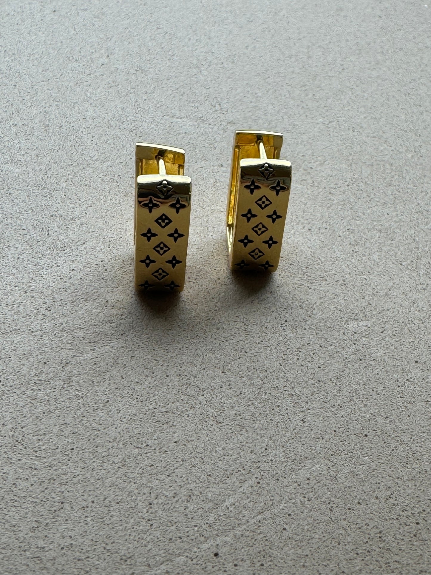 Thick rectangle hoops gold