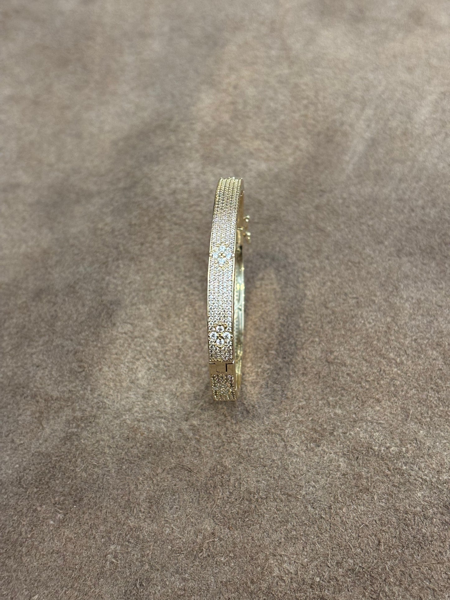 Pavè white sapphire bangle