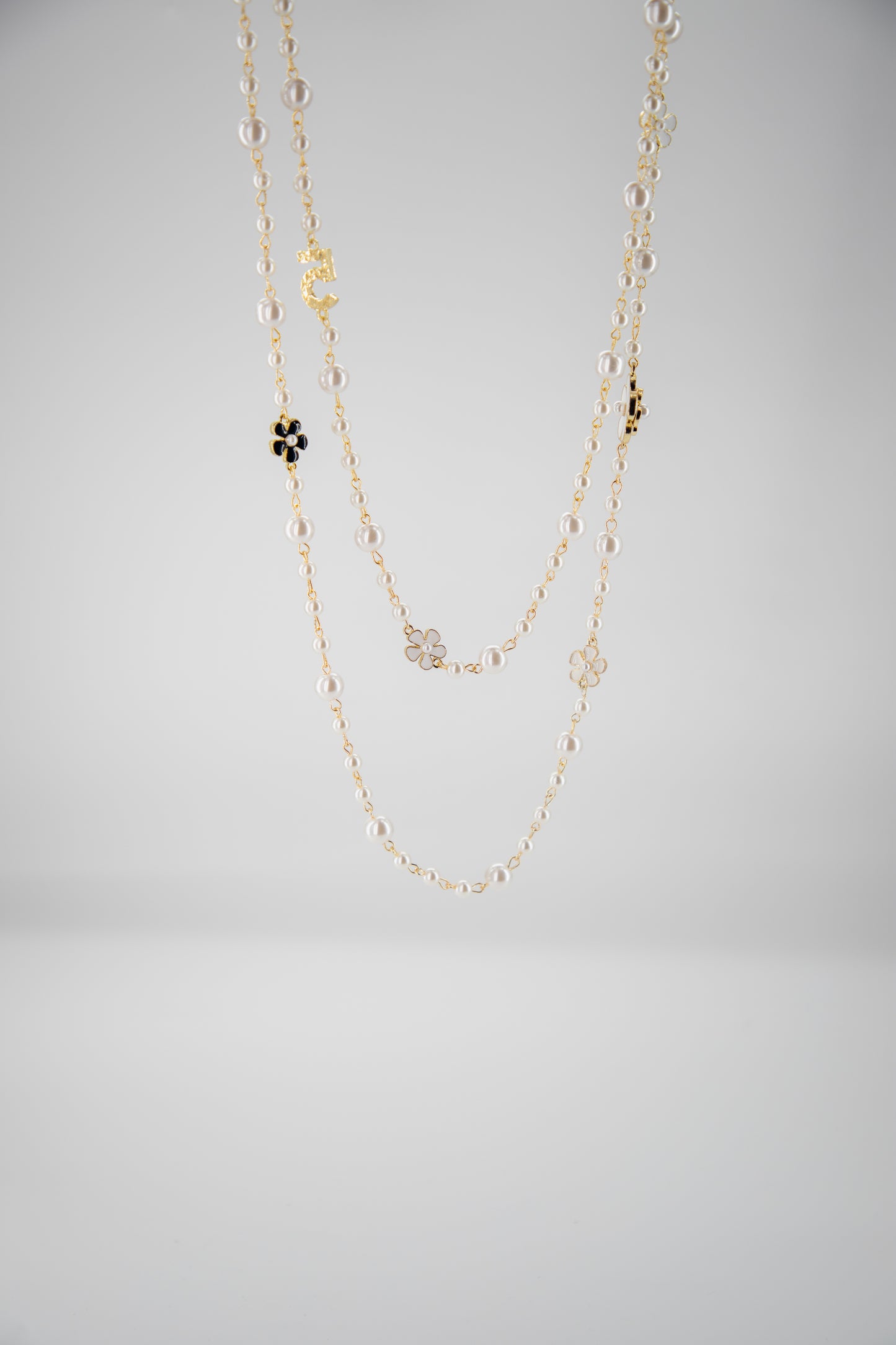 LONG CAMELLIA PEARL NECKLACE