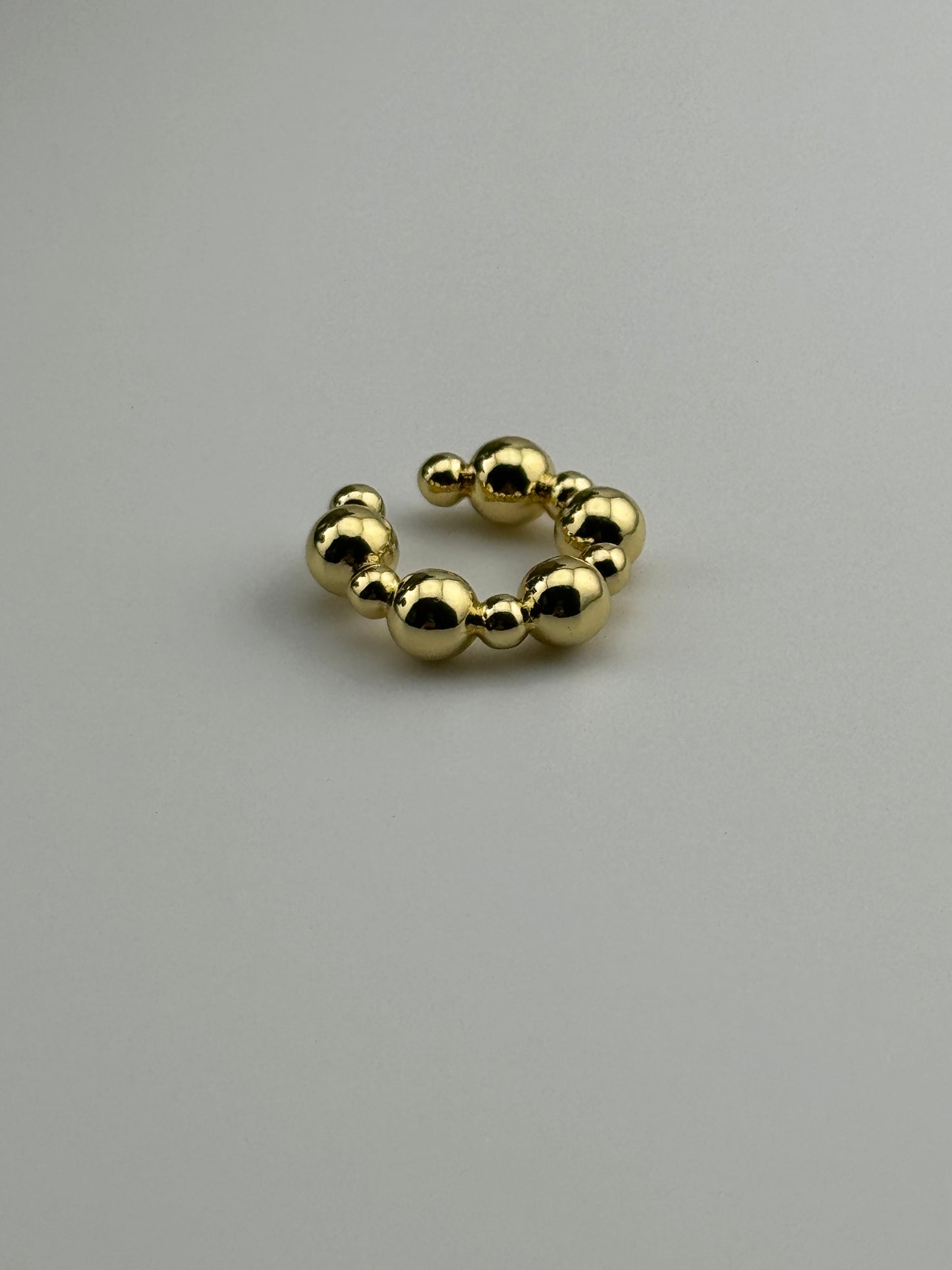 Ball ear cuff gold