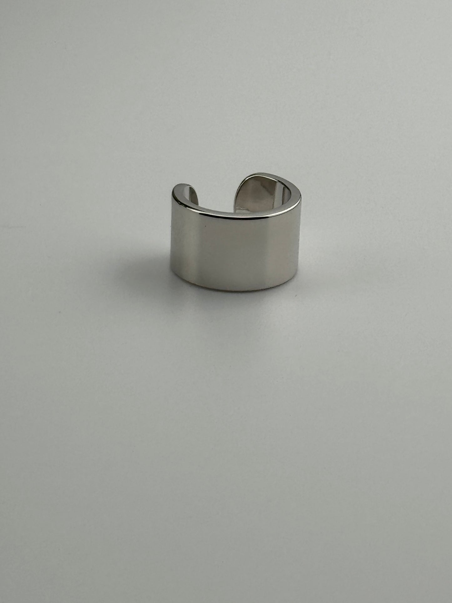 Barrel silver earcuff