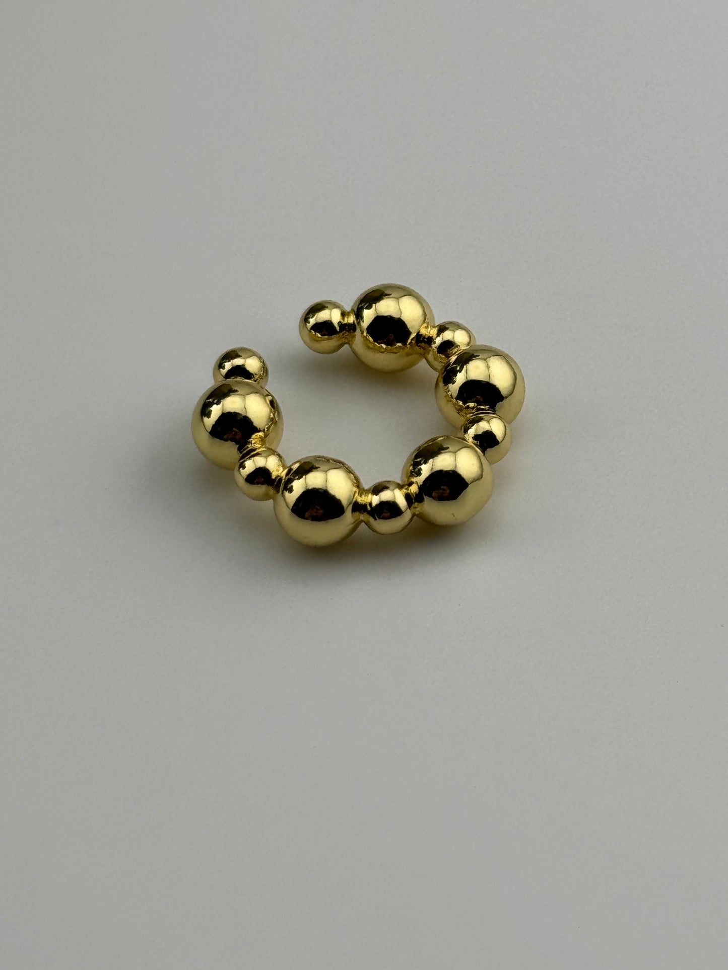 Ball ear cuff gold